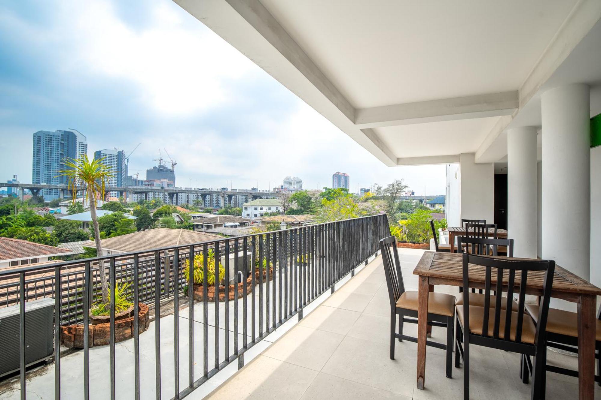 Lily Hotel Bangkok Buitenkant foto